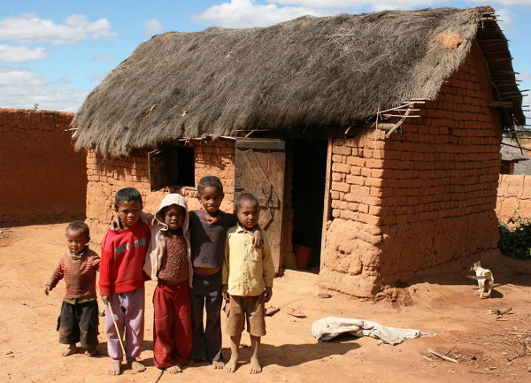 Groupe d'enfants et maison